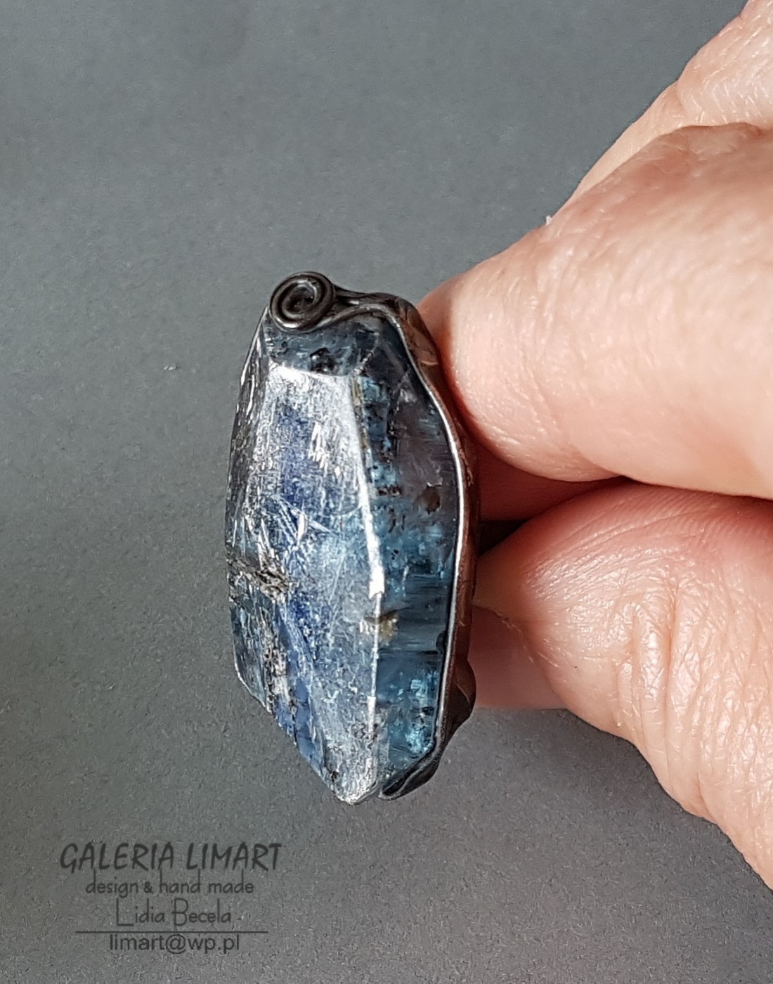 Kianit, kyanit, cyjanit wielki pierścień dla kochającej unikaty i wspaniały minerał kianit. Rewelacyjny rezent